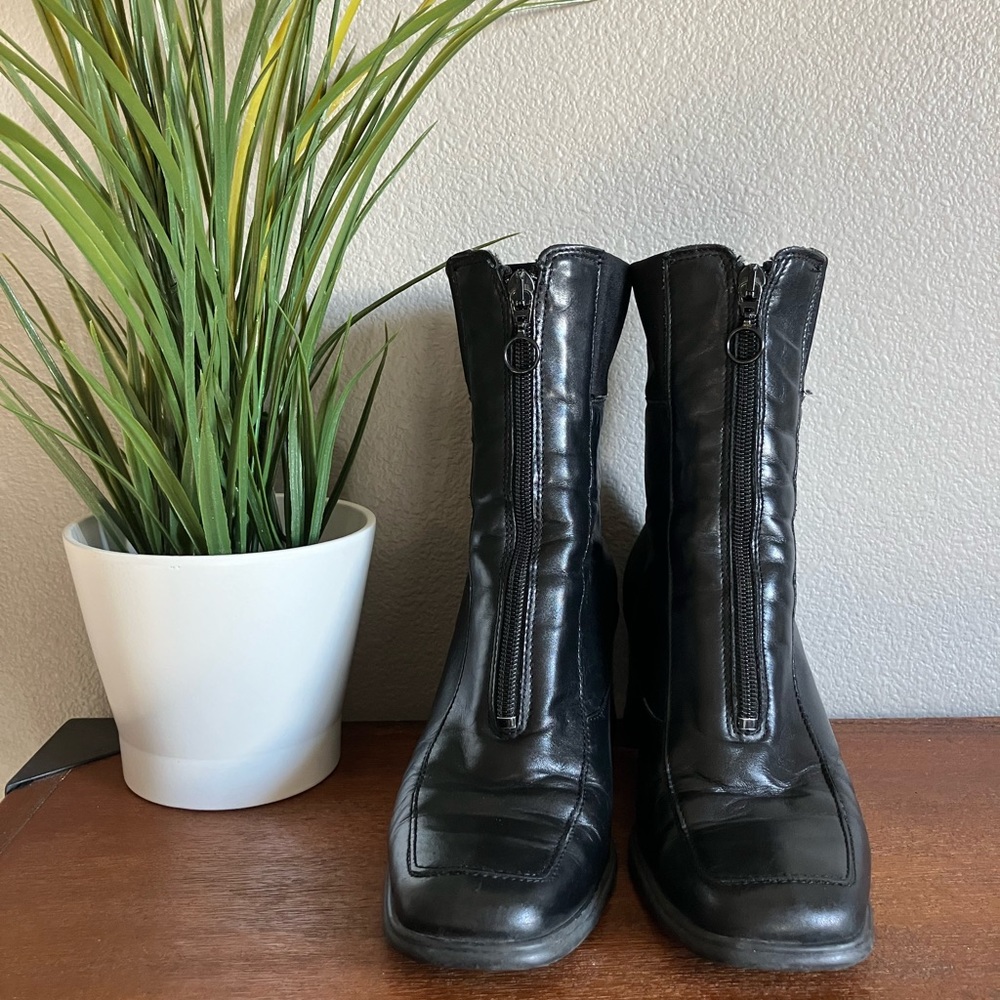 Aquatalia Italian leather women’s zippered boots size 39